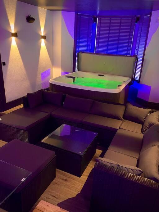 Saltrock Luxury Apartment Blackpool Bagian luar foto